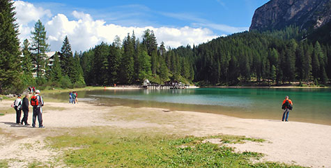 Touristen am Pragser Wildsee