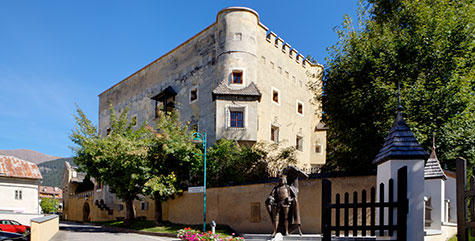 Viste sul castello nel centro del paese di Dobbiaco