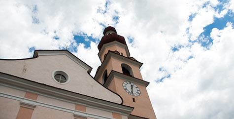 Campanile e parte superiore della facciata della chiesa di San Giovanni