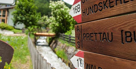 Wanderschilder aus Holz mit Markierungen in Prettau, Nahaufnahme