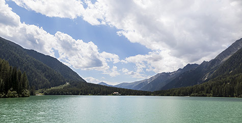 Blaugrüner Antholzer See umgeben von den Dolomiten
