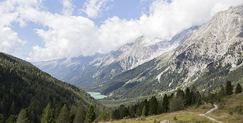 Panoramabild vom Antholzertal mit dem Antholzersee im Hintergrund