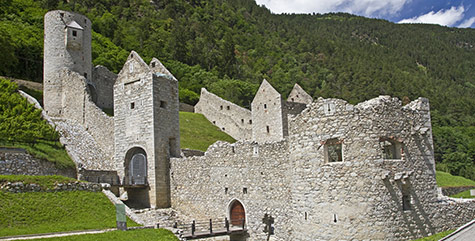 Ruine von Festung auf dem Weg nach Mühlbach