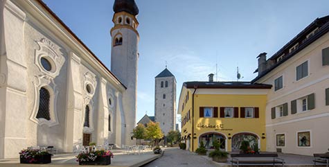 Via centrale del paese di San Candido con la chiesa