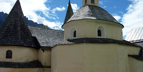 Particolare esterno della chiesa di San Candido