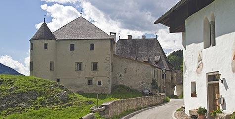 Ein geschlossener Hof mit bewohntem Haupthaus