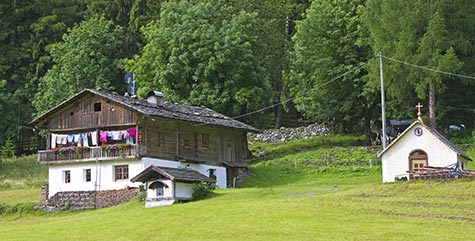 Casa contadina fatta di pietra e legno