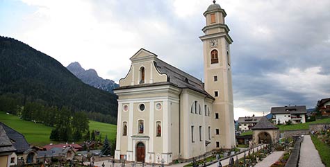 La chiesa del paese di Sesto circondata dalle montagne