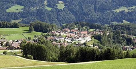Luftaufnahme von Terenten auf der Sonnenstraße im Pustertal