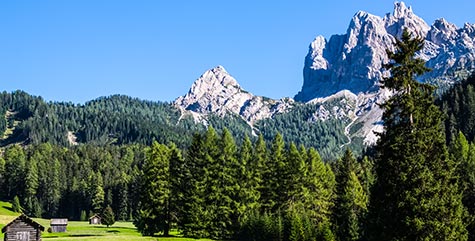Panoramaansicht von Welsberg mit weißem Bergmassiv im Hintergrund