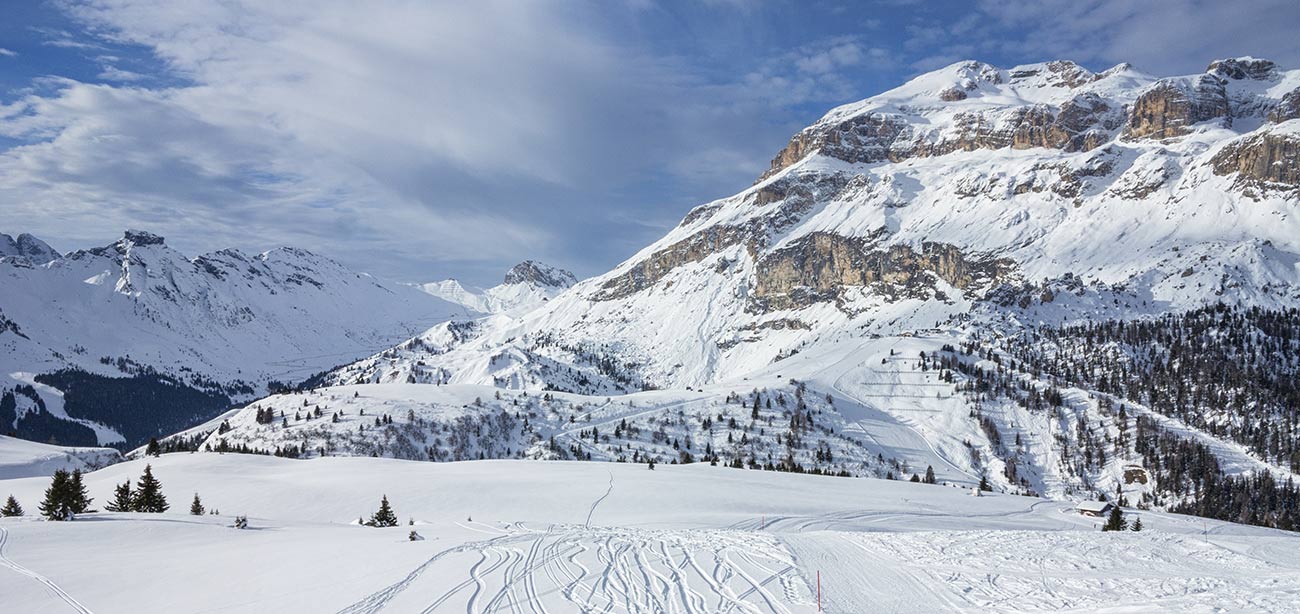 Pista da sci in inverno con montagne innevate sullo sfondo