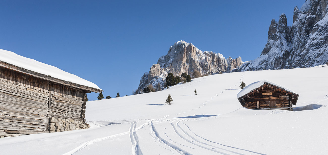 Baite nella neve con Dolomiti sullo sfondo