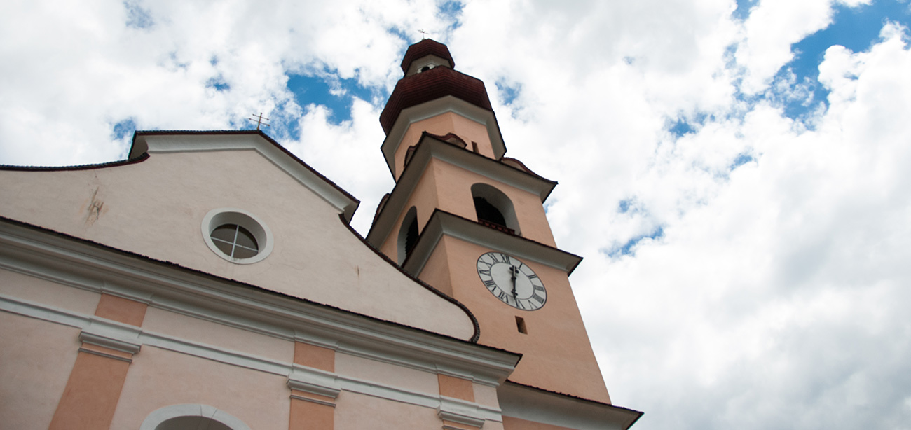 Campanile della chiesa da sotto di San Giovanni con nuvole bianche sullo sfondo
